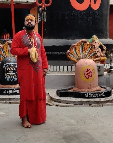 Pandit SK Shastri offering prayers at the temple